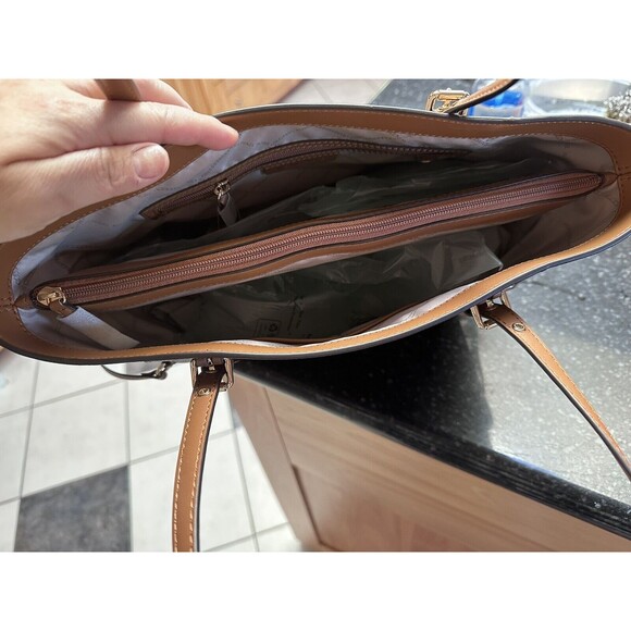 MICHAEL KORS VOYAGER EAST WEST LOGO SIGNATURE TOTE BAG Brown - Picture 6 of 9